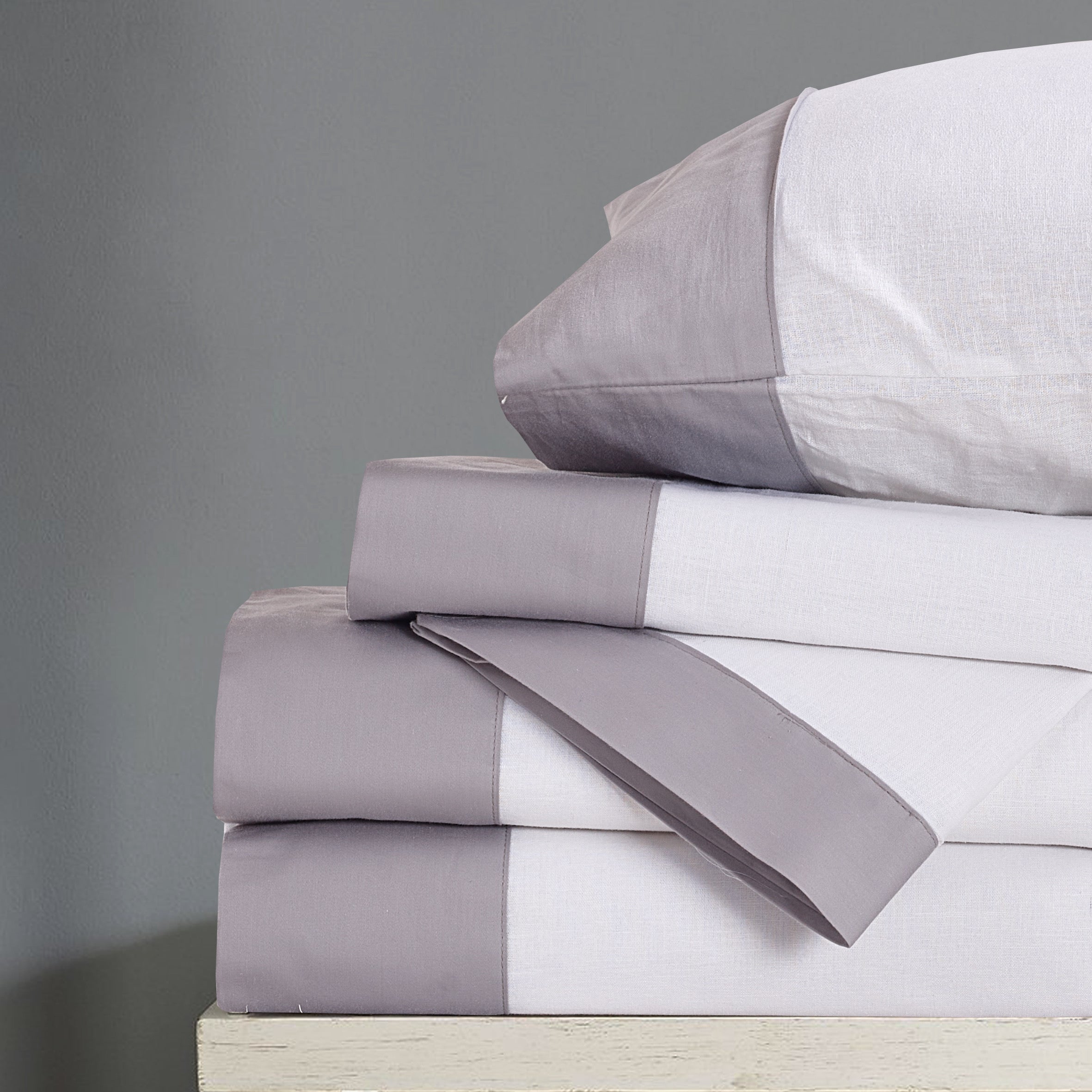 Linen bedding set with a contrasting border