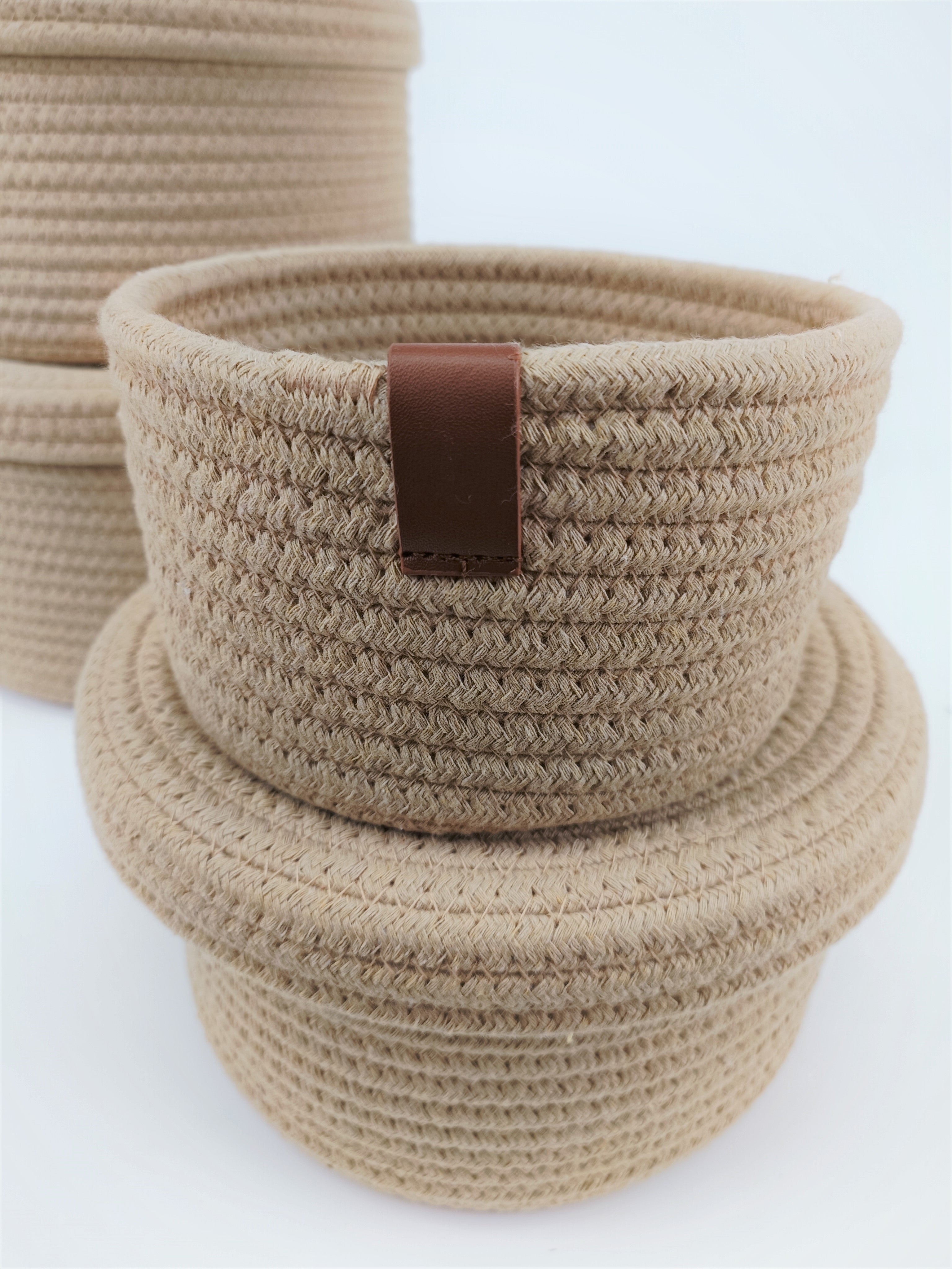 Rope basket with lid