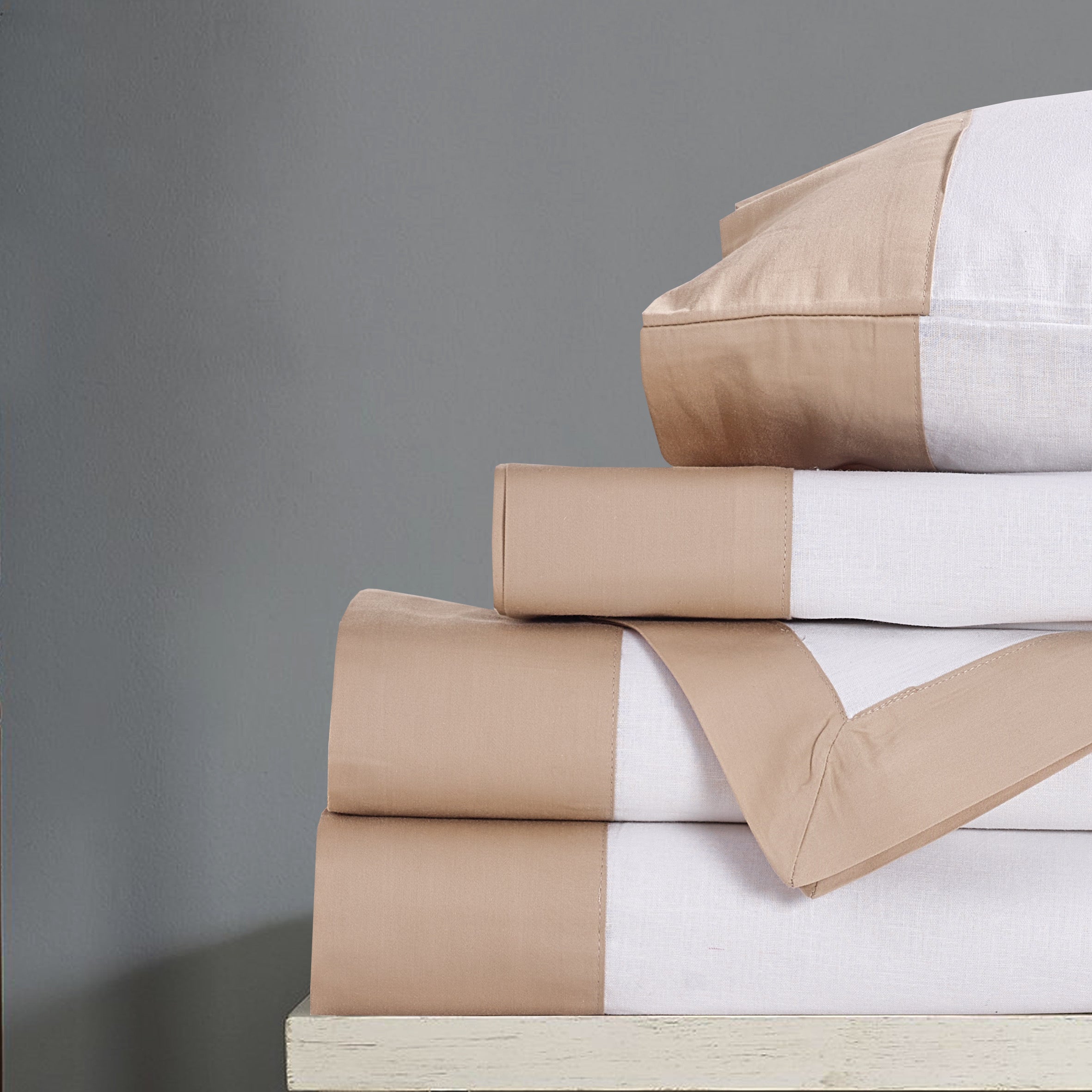 Linen bedding set with a contrasting border
